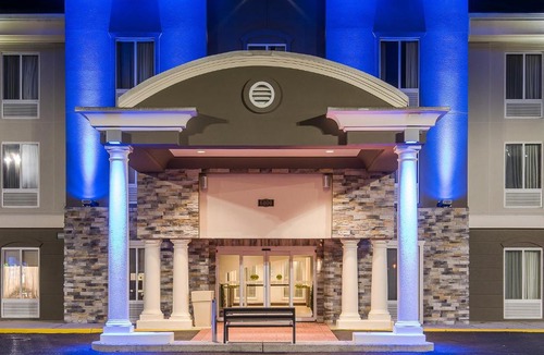 Mount Laurel Hotel | Holiday Inn Express & Suites Philadelphia - Mt Laurel by IHG