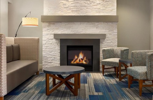 Mount Laurel Hotel | Holiday Inn Express & Suites Philadelphia - Mt Laurel by IHG