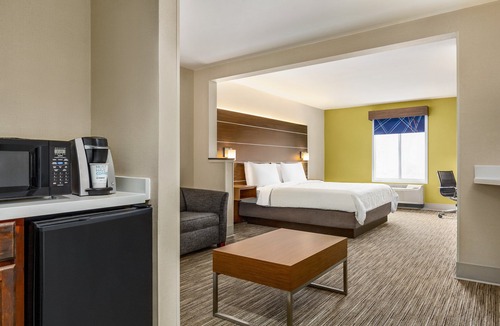 Mount Laurel Hotel | Holiday Inn Express & Suites Philadelphia - Mt. Laurel by IHG