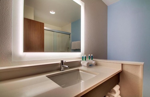 Mount Pleasant Hotel | Holiday Inn Express & Suites Charleston NE Mt Pleasant US17 by IHG