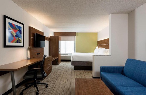 North Belmont Hotel | Holiday Inn Express & Suites Charlotte Arpt-Belmont by IHG