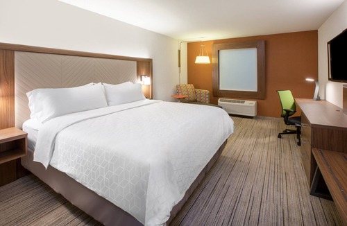 Canton Hotel | Holiday Inn Express & Suites Canton by IHG