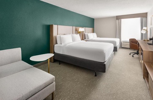 Dentsville Hotel | Holiday Inn & Suites Columbia NE - Ft Jackson Area by IHG
