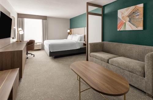Dentsville Hotel | Holiday Inn & Suites Columbia NE - Ft Jackson Area by IHG