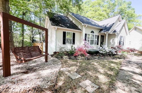 Drayton House | Hollyhock Cottage | 3BR Boiling Springs Retreat Community