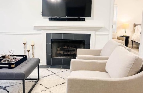 Drayton House | Hollyhock Cottage | 3BR Boiling Springs Retreat Community