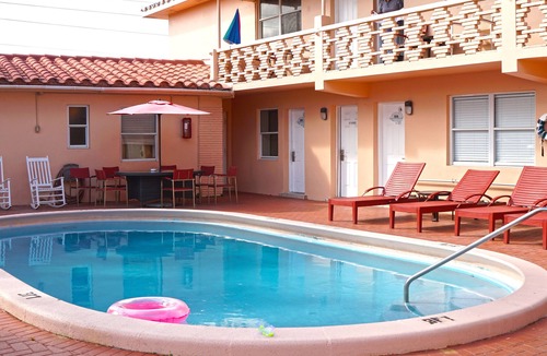 Hollywood Apartment | Hollywood Beach Swan