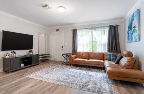 South Lake House | Hollywood Peaceful Hostel