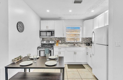 Royal Poinciana House | Hollywood Vacation in Perfect Beach Location HA01
