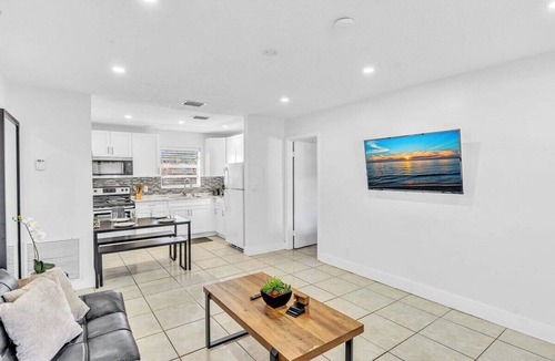 Royal Poinciana House | Hollywood Vacation in Perfect Beach Location HA01