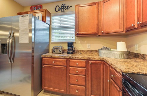 Pigeon Forge Cottage | Home 2 Mi to Island in Pigeon Forge!
