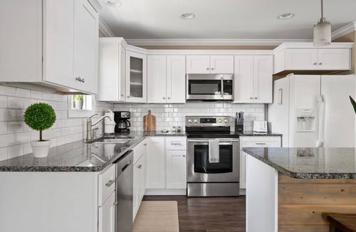 Charleston Apartment | Home Away From Home- Walkable, Parking & Central