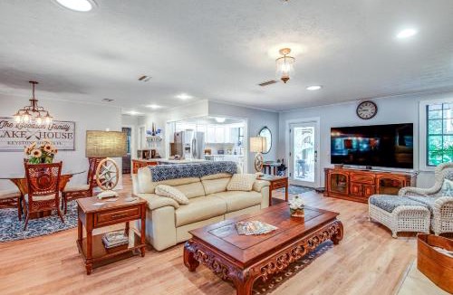 Putnam Hall House | Home on Lake Hutchinson with Dock!