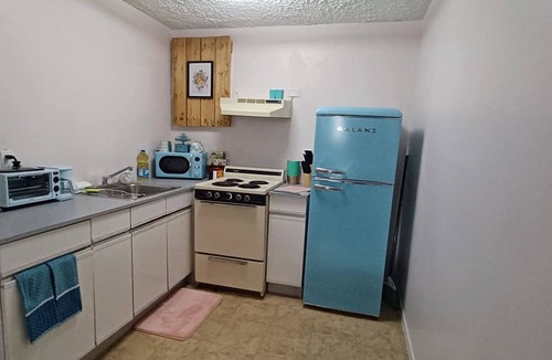 Sebring Apartment | Home Town Takeover Downtown Stay!- Views of the Postcard Mural