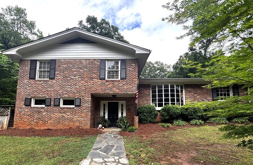 Athens House | Home with lots of space for everyone on a quiet street in 5 points with pool!