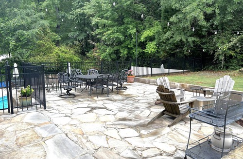 Athens House | Home with lots of space for everyone on a quiet street in 5 points with pool!