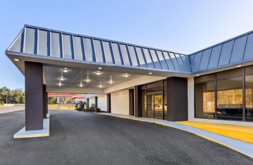 Athens Hotel | HomeTowne Studios by Red Roof Athens, TN