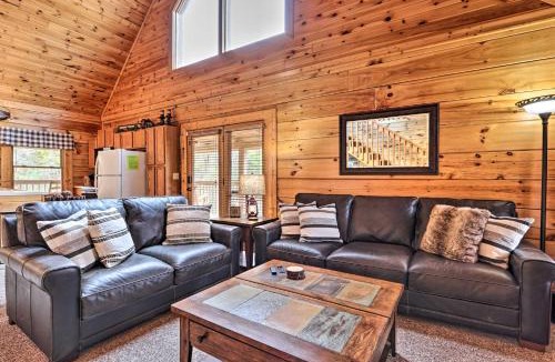 Sevierville House | Homey Sevierville Cabin w/Deck Near Pigeon Forge!