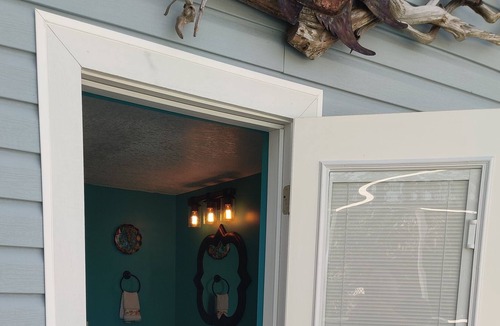 Riverhaven Village House | Homosassa River living, access to the gulf and minutes to bars and restauraunts.