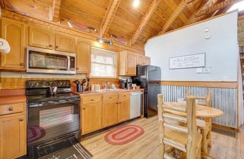 Townsend House | Honey Bear Pause: Rural Escape w/Porch & Hot Tub!