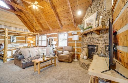 Townsend House | Honey Bear Pause: Rural Escape w/Porch & Hot Tub!