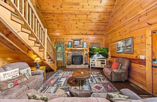 Sevierville Ski Chalet | Honey Pine Lodge Sweet Stays Among the Pines