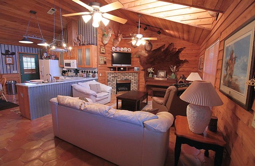 Milton House | Honeyb’s Ranch House on quiet lake