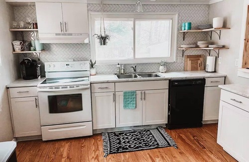 Penrose Cottage | Honeybee Haven - Scenic Mountain Getaway - WiFi - Pets OK