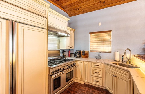 Crystal River House | HonkeyTonk Hideaway|Ozello|Sleeps10|Waterfront|PoolTable|Bar