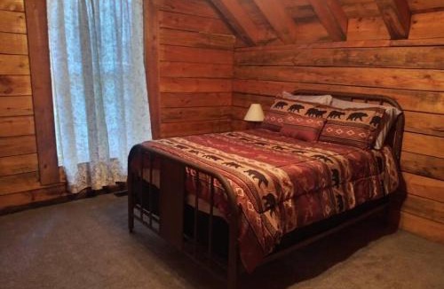 Cleveland House | Hoot Nanny's Rustic Cabin on Mossy Creek