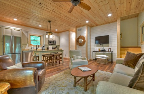 Morganton Cottage | Hoot Owl Cottage | Fire Pit | Hot Tub | Charcoal Grill
