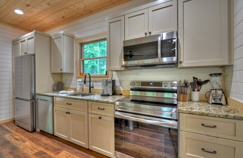 Morganton Cottage | Hoot Owl Cottage | Fire Pit | Hot Tub | Charcoal Grill