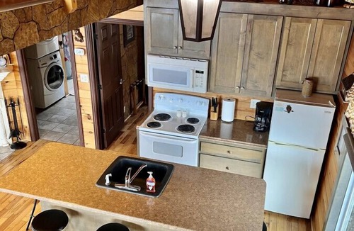 Bryant Cabin | hoot owl · NO SUNDAY CHECK IN , GREAT VIEW-hot tub HOOT OWL