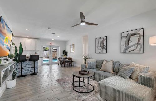 Driftwood House | Hope Casa Heated Pool and BBQ 4bedrooms 2baths by HostyMosty