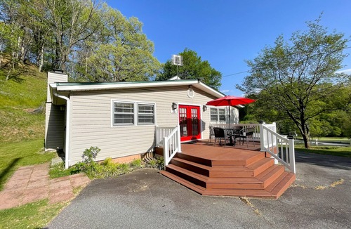 Cherokee Cottage | Hope's Cottage-Walk to the Casino! Wifi available & Motorcycle Friendly