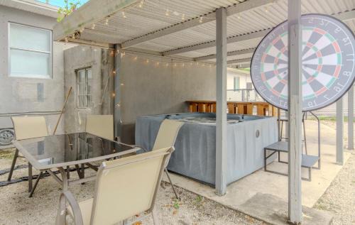 East Little Havana Apartment | Hot Tub - 5min to DT - Games - Customer Support