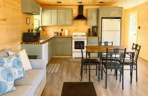 Coalmont Cottage | Hot Tub and Paddle Boat! Veteran Owned! - Relax at Eagle’s Landing on the Lake