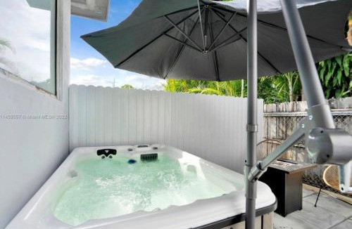 Liberty City Apartment | HOT TUB and Washer & Dryer in Unit