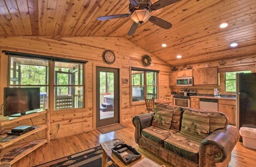 Helen Cabin | Hot Tub! Close to Helen, Hiking & Wineries!