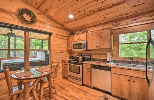 Helen Cabin | Hot Tub! Close to Helen, Hiking & Wineries!