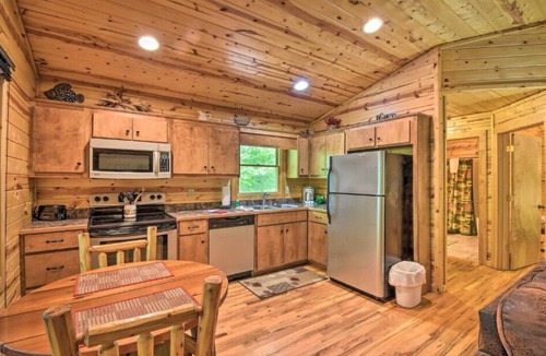 Helen Cabin | Hot Tub! Close to Helen, Hiking & Wineries!