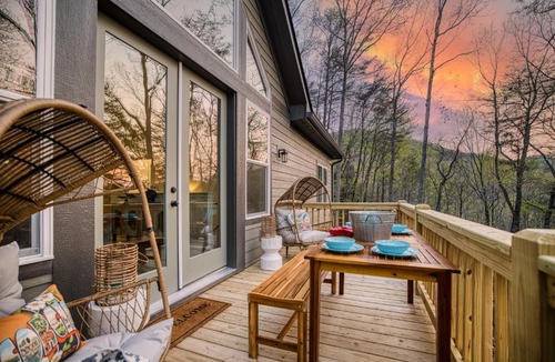 Walnut Mountain House | Hot Tub - Community Pool - Walnut Mountain