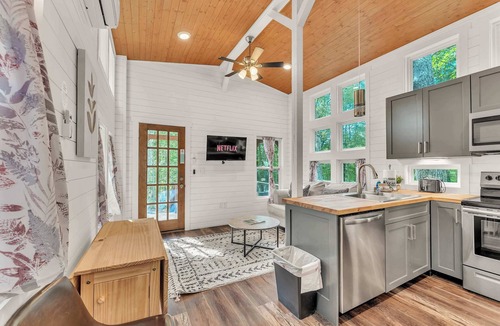 Menlo House | Hot Tub, Dogwood Cottage, Pvt Fire Pit, Sleeps 6!