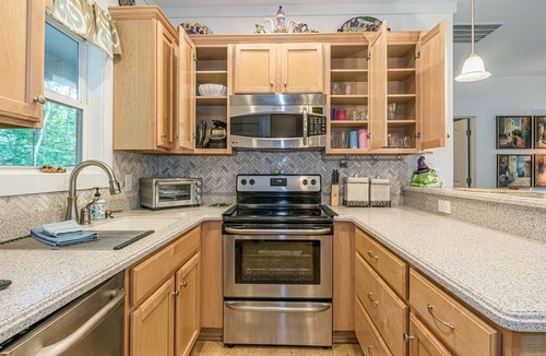 Dahlonega Cottage | Hot Tub Forest Wineries Grill ROKU WiFi HDTV Queen Comfy Gem
