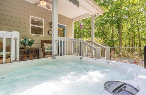 Dahlonega Cottage | Hot Tub Forest Wineries Grill ROKU WiFi HDTV Queen Comfy Gem