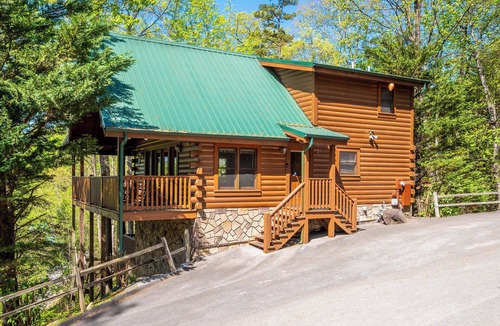 Black Bear Falls Cabin | Hot Tub & Game Room: Log Cabin 2 Mi to Ripley’s!