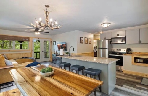 My Mountain Cabin | Hot tub + Game Room/Pet Friendly/10 Minutes to downtown/Easily accessible