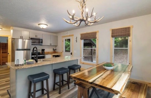 My Mountain Cabin | Hot tub + Game Room/Pet Friendly/10 Minutes to downtown/Easily accessible