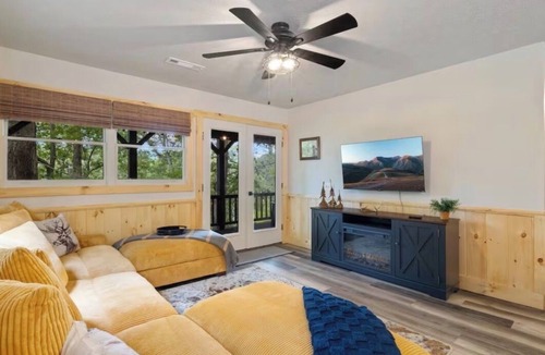 My Mountain Cabin | Hot tub + Game Room/Pet Friendly/10 Minutes to downtown/Easily accessible