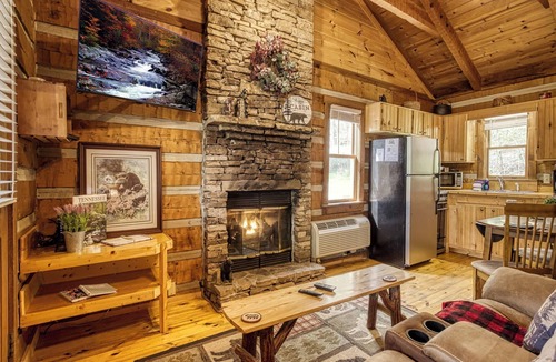 Townsend Cabin | Hot Tub❅Gas Fireplace❅King Bed❅Secluded❅Community Pool❅Cozy - BEARADISE
